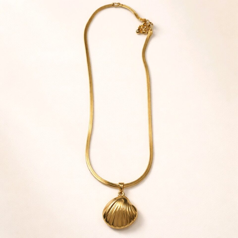 Collar con charm de concha de mar