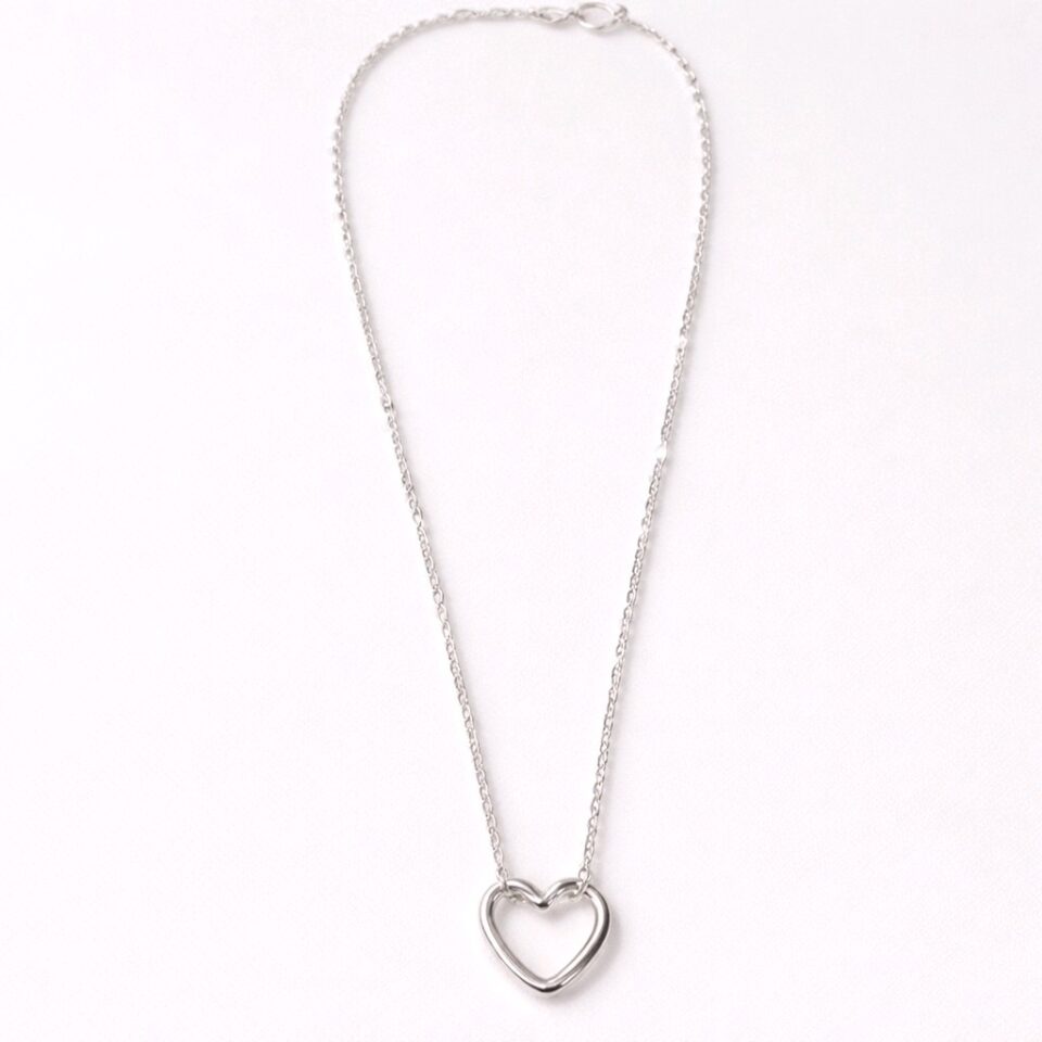 Set de collar, pulsera y aretes con corazón