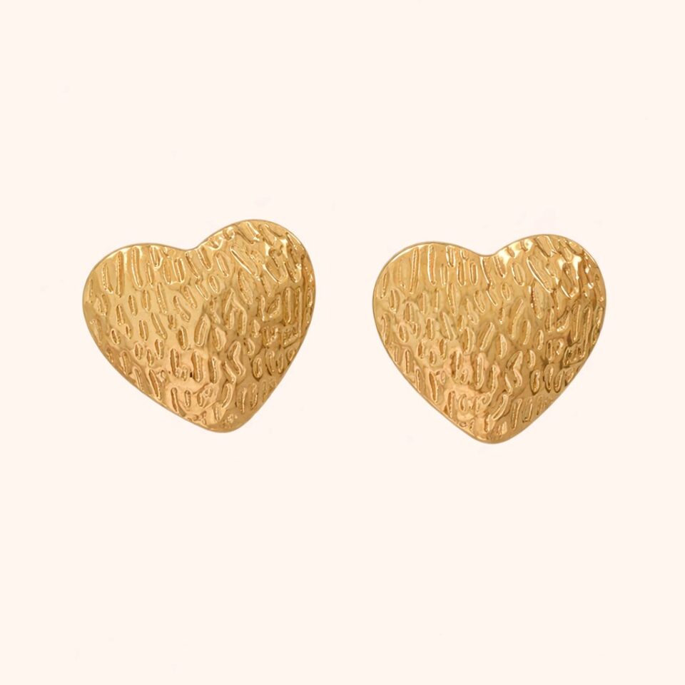 Aretes en forma de corazón con lineas