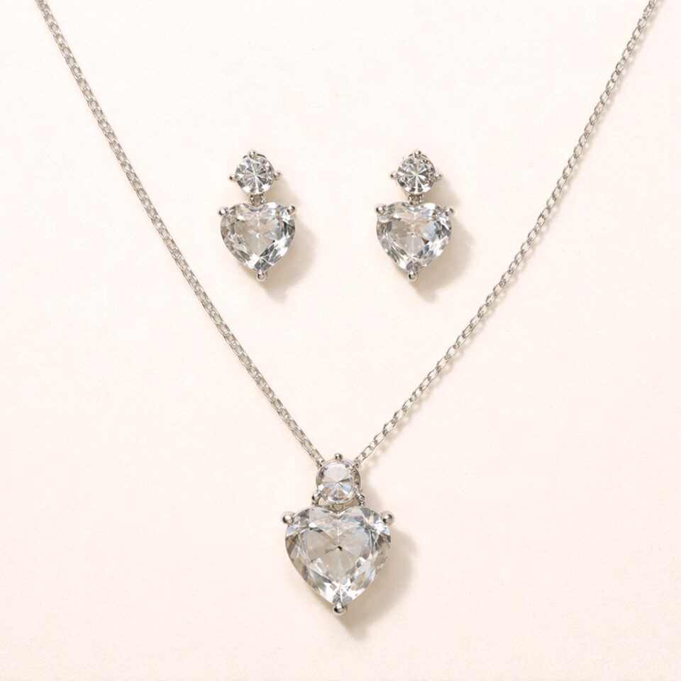 Set de collar y aretes plateados con corazón