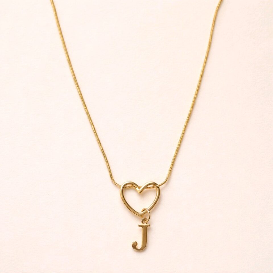 Collar con corazón + letra J