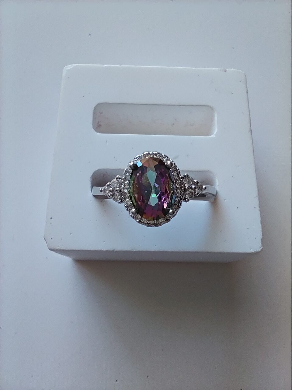 Anillo de promesa con piedra multicolor