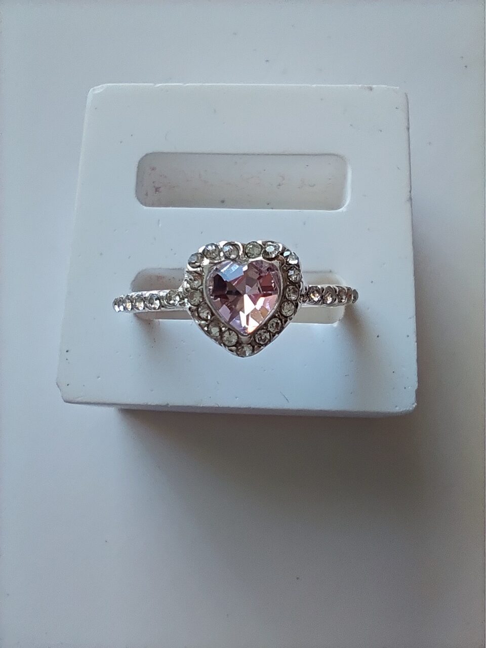 Anillo rosa con forma de corazón